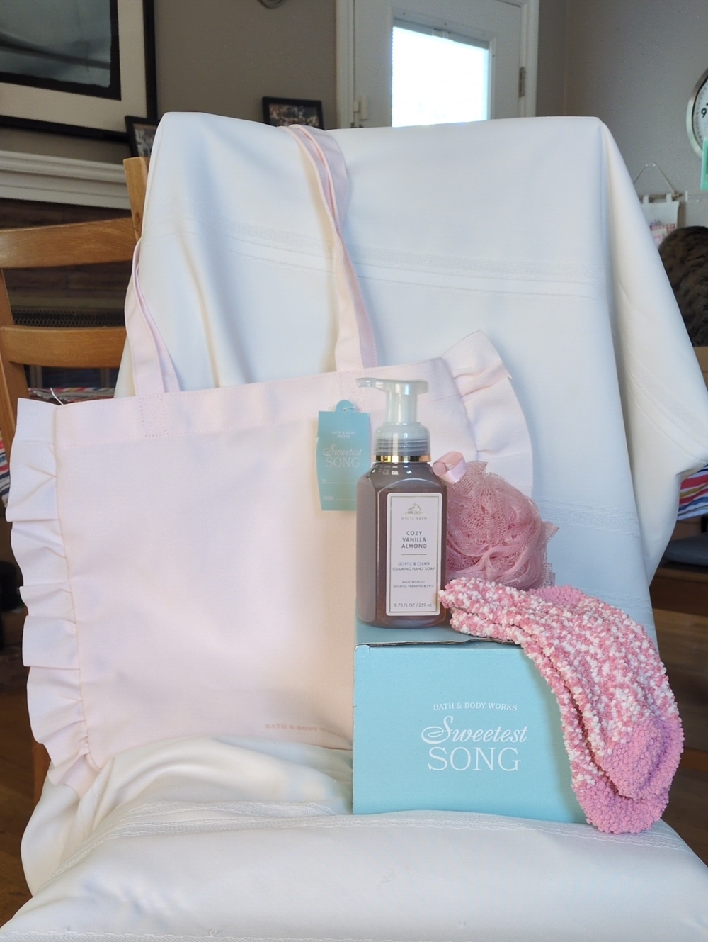 Bath & Body Works Pink Ruffle Tote & Sweetest Song Bath Set